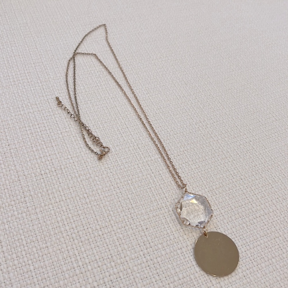 Long gold pendant necklace